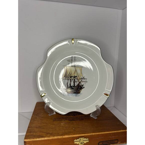 VINTAGE Ashtray Hand-Painted, WHITE CERAMIC, GOLD TRIM SAILIN - Picture 8 of 9